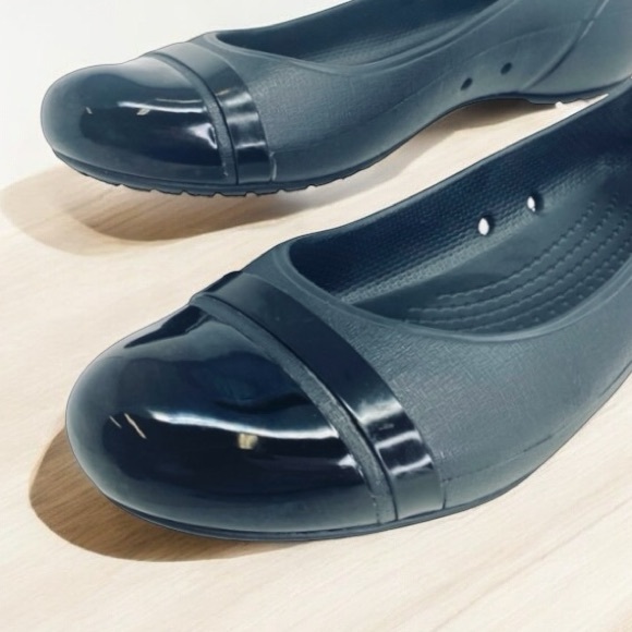 Crocs Black Ballet Flats, Glossy Finish Cap Toe, Comfort Shoes, Women’s Size 11 - Picture 5 of 9